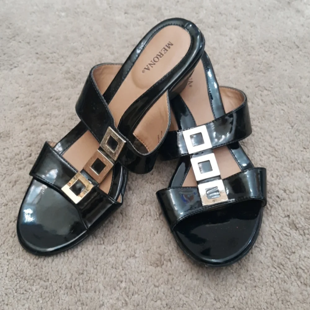 New black sandles - Picture 1 of 4